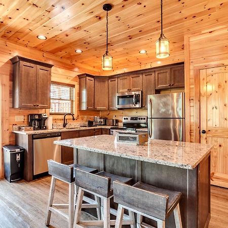 Gatlinburg Cabin With Private Hot Tub By Staycating Bagian luar foto