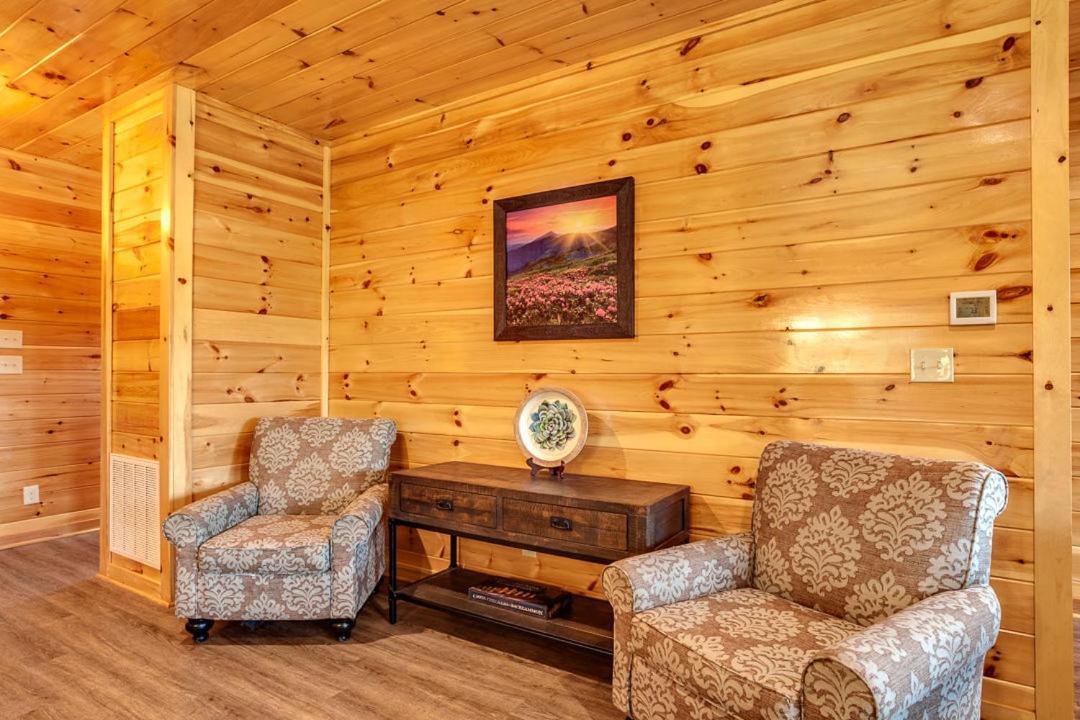Gatlinburg Cabin With Private Hot Tub By Staycating Bagian luar foto