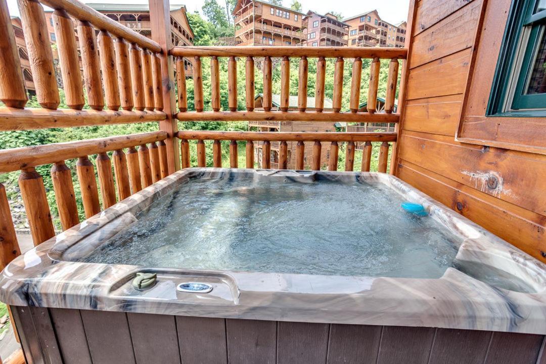 Gatlinburg Cabin With Private Hot Tub By Staycating Bagian luar foto