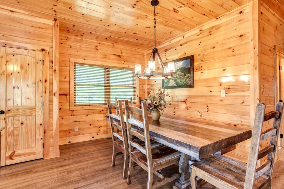 Gatlinburg Cabin With Private Hot Tub By Staycating Bagian luar foto