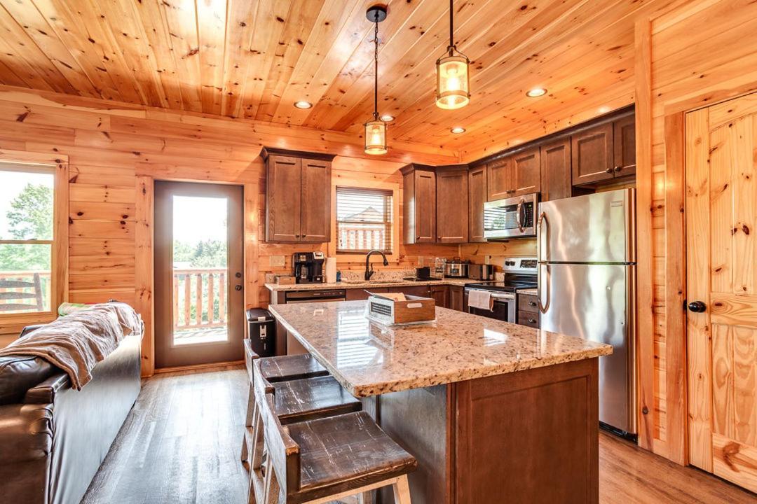 Gatlinburg Cabin With Private Hot Tub By Staycating Bagian luar foto