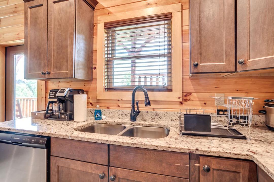 Gatlinburg Cabin With Private Hot Tub By Staycating Bagian luar foto