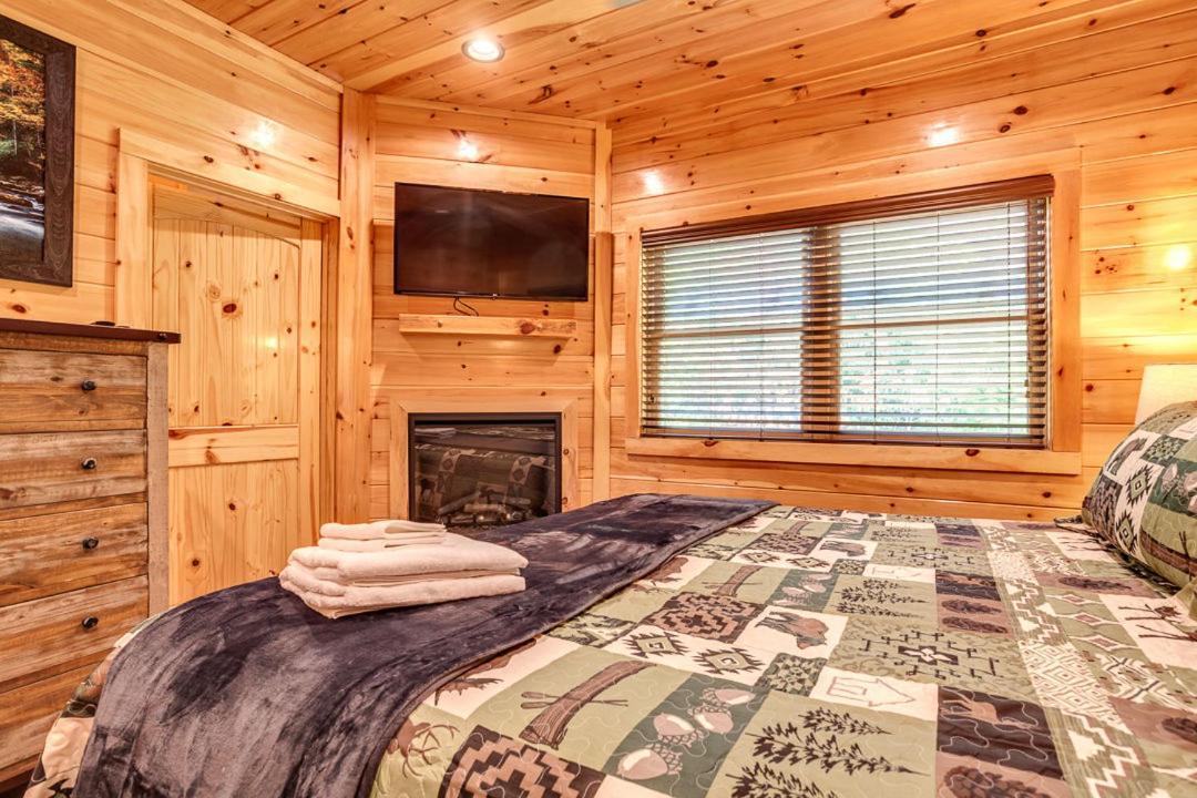 Gatlinburg Cabin With Private Hot Tub By Staycating Bagian luar foto