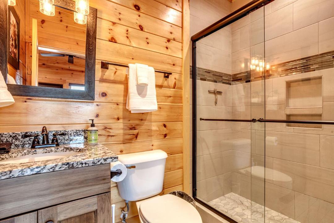 Gatlinburg Cabin With Private Hot Tub By Staycating Bagian luar foto