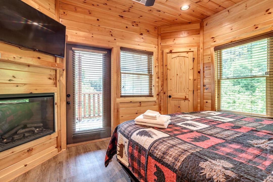 Gatlinburg Cabin With Private Hot Tub By Staycating Bagian luar foto